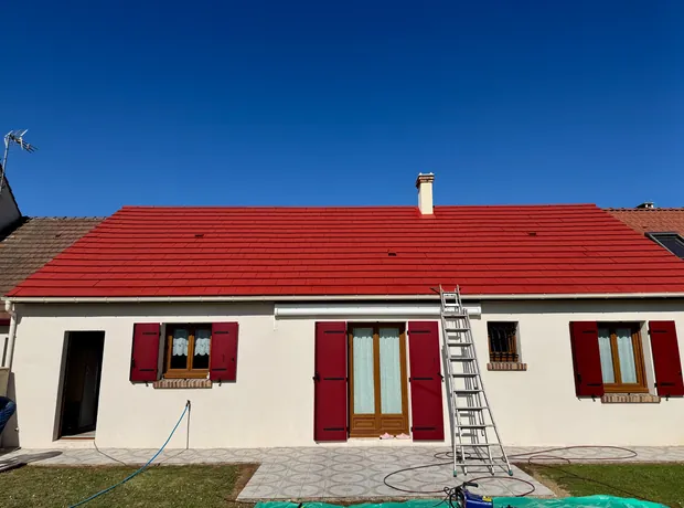 Faîtage rénové avec tuiles de finition