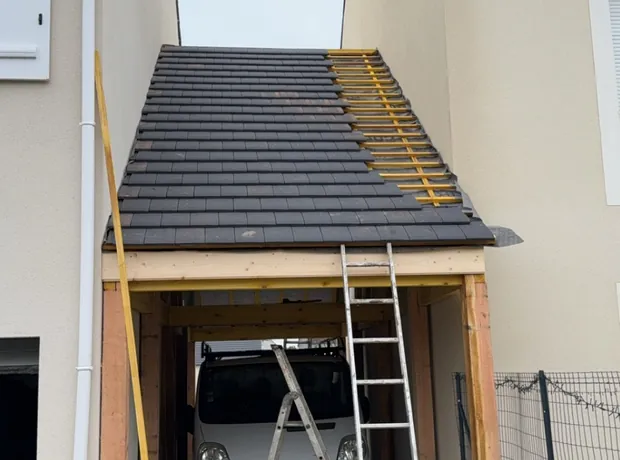 Pose des tuiles sur une structure neuve