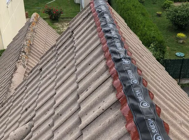 Pose d’un closoir de faîtage ventilé