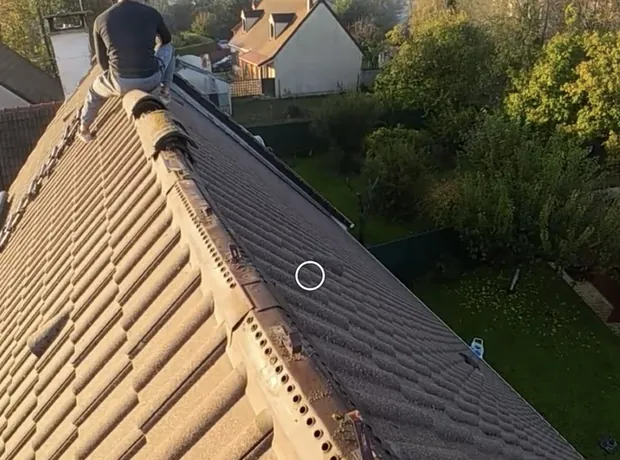 Inspection aérienne d’une toiture avant intervention